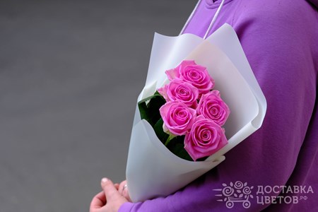 Букет из 5 розовых роз в пленке "Аква"